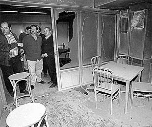 Dirigentes del PSE observan los destrozos en su sede de Rentería hace un año.