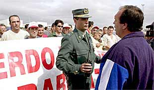 Un agente controla la protesta de los pescadores de Barbate realizada ayer en Algeciras.