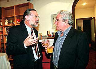 Sealtiel Alatriste, a la izquierda, junto a Juan Marsé.