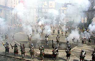 Los participantes en la batalla de Moros y Cristianos de Alcoy, ayer, disparan sus arcabuces.