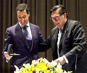 Eduardo Zaplana, ayer, al recibir la medalla de la Cámara de Castellón.
