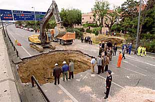 Técnicos y agentes de policía contemplaban ayer el socavón abierto en mitad de la M-30, junto al puente de Costa Rica.