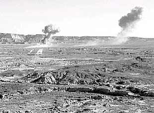 Vista del polígono de tiro de Bardenas durante un ejercicio de bombardeo aéreo.