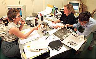 Integrantes de la delegación valenciana de EL PAÍS, ayer, en los locales que el periódico ha ocupado desde 1986.