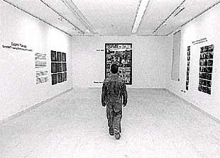 Un visitante pasea por la exposición entre imágenes de Jesús Micó y Eugenio Vizuete.