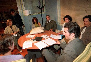 Javier Albalá, en primer plano, en una imagen de la serie  Abogados .