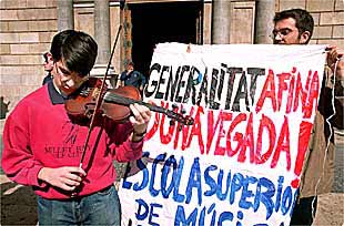 Los estudiantes de música catalanes protestaron denunciaban ayer el elitismo imperante en la Escuela Superior de Música de Cataluña.