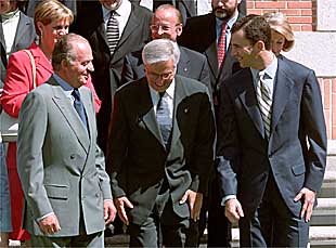 El Rey y el Príncipe con el alcalde de Barcelona, Joan Clos, ayer en el Palacio de la Zarzuela.