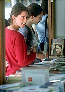 Dos jóvenes en una caseta, ayer, en la Fira del Llibre.