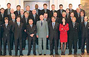 El Rey, ayer en la Zarzuela, posa con la delegación del Valencia C.F.