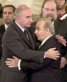 Fernando de la Rúa (izquierda) saluda a Roque Maccarone.