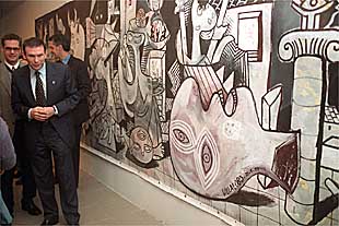 Ibarretxe, ayer en Gernika, ante una reinterpretación del cuadro de Picasso.