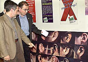 Ayer, Javier Madrazo mostró el cartel a Gaspar Llamazares.