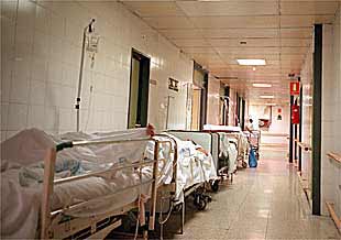 Varios pacientes en sus camillas esperaban en los pasillos de urgencias del hospital La Paz el pasado enero.