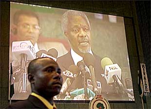 Kofi Annan, en la gran pantalla que preside la sala donde se celebra en Abuja la cumbre sobre el sida.