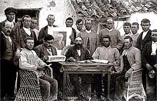 Fotografía de la Agrupación Socialista de Villalgordo del Júcar, realizada en 1925, que figura en la exposición  Luis Escobar, fotógrafo de un pueblo. 