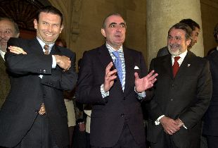 El diputado general de Álava, Ramón Rabanera (PP), flanqueado ayer por Jaime Mayor y Juan José Ibarretxe, en la sede de la Diputación.