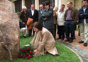 La diputada Carmen Romero, ayer, en un homenaje a las víctimas del terrorismo en Portugalete.
