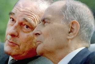 Mitterrand (derecha) conversa con Chirac en 1995 durante el 50º aniversario del fin de la Segunda Guerra Mundial.