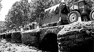 Varias carretas atraviesan el puente del Lugar Nuevo, en plena Sierra Morena.