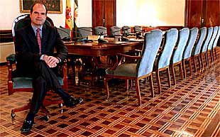 Manuel Chaves, en la sala en la que se reúne el Consejo de Gobierno de la Junta.