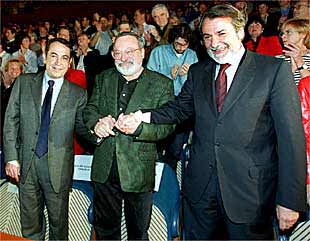 Nicolás Redondo, Fernando Savater y Jaime Mayor, ayer en el acto de ¡Basta Ya! en San Sebastián.