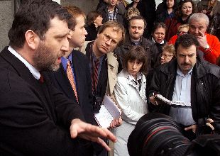 El destituido director del semanario  Itogui , Sergéi Parkhomenko, con gran parte de la redacción en la puerta del edificio, en Moscú.