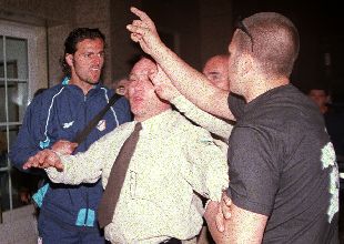 Kiko se enfrenta, ayer, a un grupo de ultras.