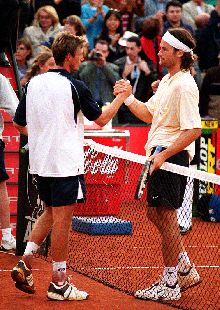 Juan Carlos Ferrero y Carlos Moyá se saludan al concluir su partido.