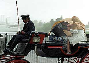 Llovió en el primer día de la Feria de Sevilla.