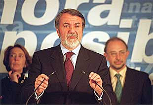  Ibarretxe niega al PP y al PSE legitimidad para defender el Estatuto.  En la imagen, Mayor, ayer, durante un acto en Bilbao (SANTOS CIRILO).