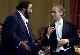 Luciano Pavarotti canta con José Carreras en la despedida del concierto en el teatro de Módena.