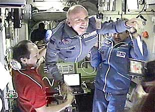 El millonario estadounidense Dennis Tito visitó ayer la Estación Espacial Internacional.