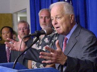 El alcalde de Los Ángeles, Richard Riordan (a la derecha), el lunes, durante la comparecencia en la que pidió un acuerdo entre los guionistas y los productores de Hollywood.