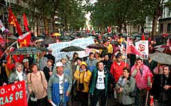 La manifestación del Primero de Mayo en Valencia, ayer bajo la lluvia, a su paso por la avenida de Navarro Reverter.rnLa manifestación sindical de ayer en Alicante.
