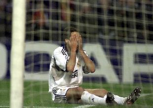 Raúl se lamenta tras una oportunidad de gol desperdiciada.