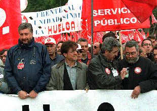 Los trabajadores de Sintel se desplazaron ayer desde su campamento en el paseo madrileño de la Castellana a la manifestación del Primero de Mayo. En la foto, un grupo de empleadas y mujeres de los afectados por la crisis de la empresa.rnJosé María Fidalgo (izquierda) y Cándido Méndez (derecha), separados por Javier López y José Ricardo Martínez, durante la manifestación de ayer en Madrid.
