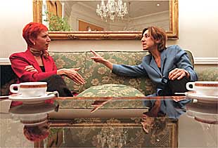 Rosa Díez (PSE) y Begoña Lasagabaster (PNV-EA), ayer en Bilbao, durante el debate organizado por EL PAÍS.