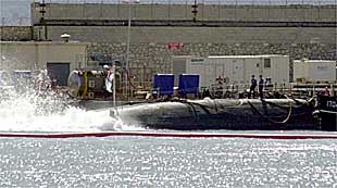 El submarino nuclear británico  Tireless  durante las pruebas de ayer en el puerto de Gibraltar.