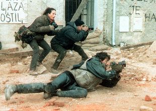 Andie McDowell, Elias Koteas y Adrian Brody, en una secuencia de  Las flores de Harrison .