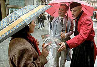 Dos actores de Animalario (a la derecha), ayer durante la salida a la calle de  El fin de los sueños .