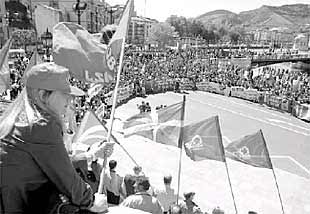 Una imagen general de la manifestación de UGT, CC OO y USO a su paso frente al Ayuntamiento de Bilbao.