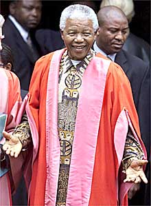 El ex presidente surafricano Nelson Mandela sonríe antes de la ceremonia en la que se le nombró doctor    honoris causa. 