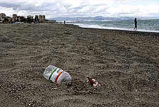 Imagen de una playa de Torremolinos tomada ayer.