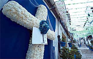 Una    creu de maig  en el barrio alicantino de la Santa Cruz.