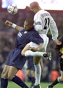 Carew y Ferdinand luchan por un balón aéreo.