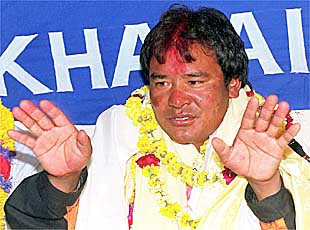 El    sherpa  Babu Chiri, hace un año, tras batir el récord de velocidad en el Everest.