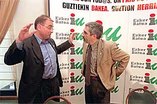 Javier Madrazo, candidato de IU, y Gaspar Llamazares, su coordinador general, ayer en Vitoria.