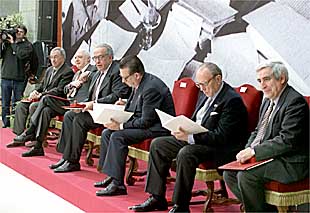 Los siete miembros de la ponencia que redactó el anteproyecto de la Constitución fueron condecorados ayer.