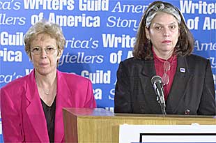 Barbara Brogliatti (a la izquierda), representante de los productores de cine y televisión, y Cheryl Rhoden, portavoz de los guionistas, ayer, tras la reunión que mantuvieron en Los Ángeles.